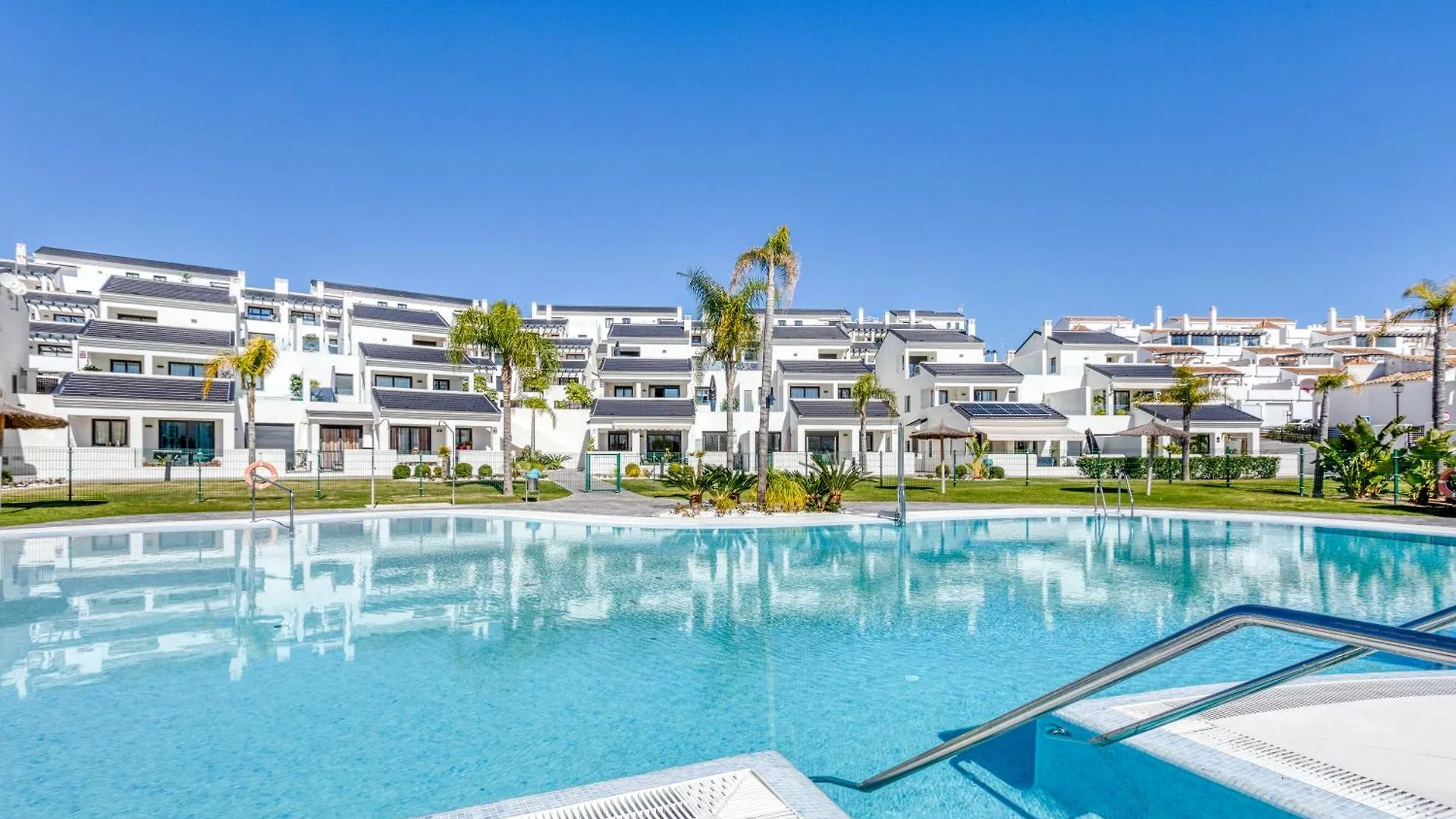Hanami Arroyo Beach Garden Apartment Estepona