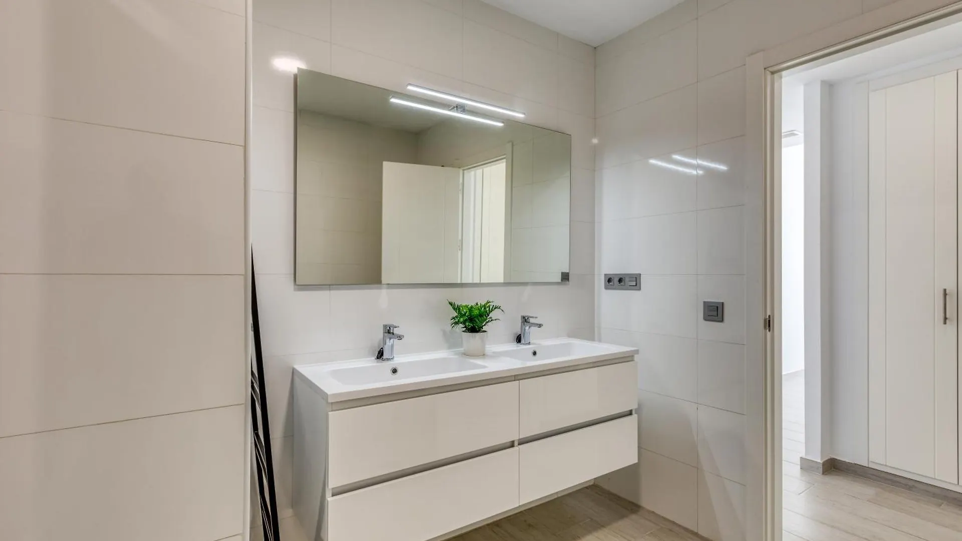 Hanami Arroyo Beach Garden Apartment Estepona