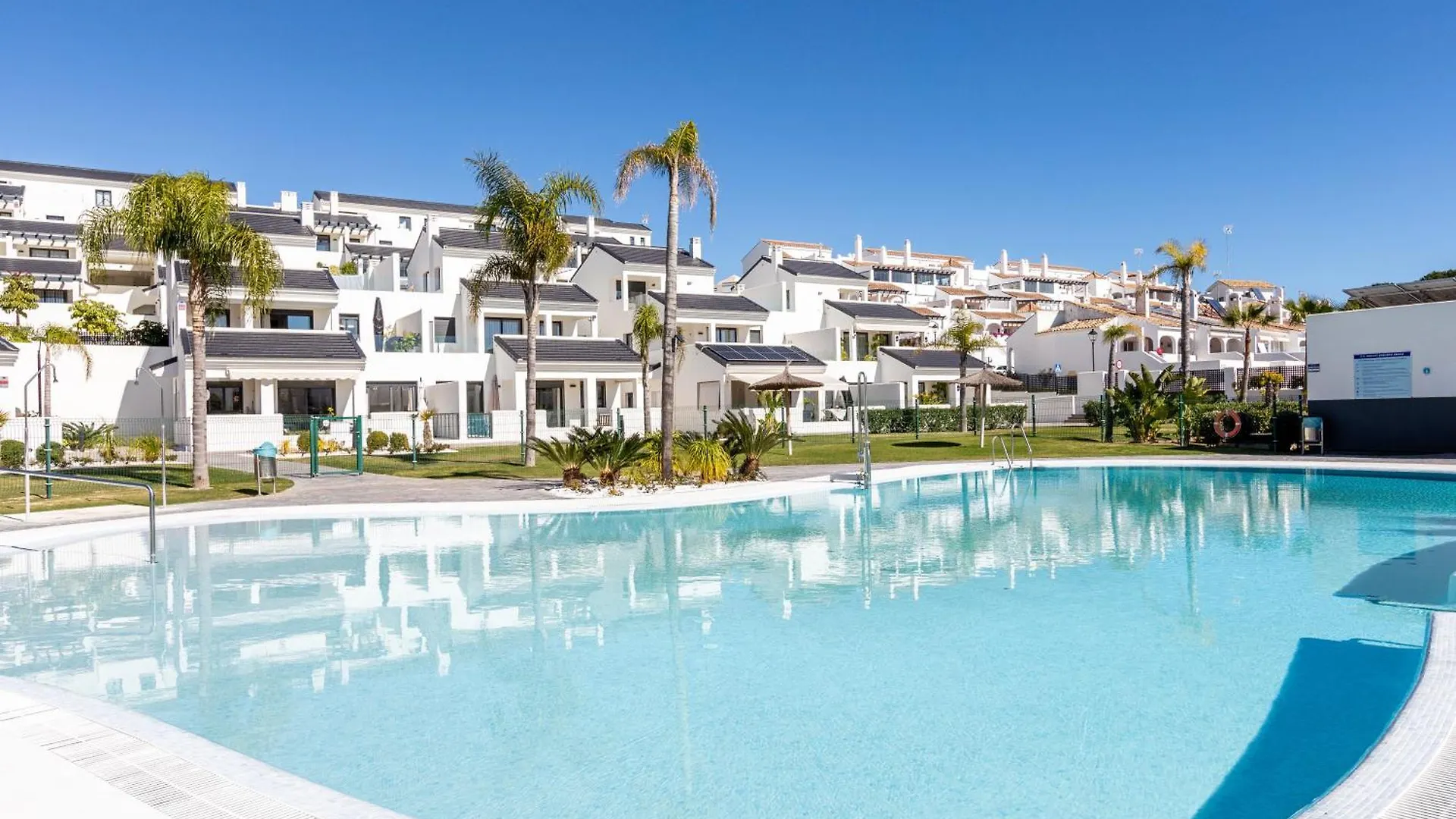 Hanami Arroyo Beach Garden Apartment Estepona